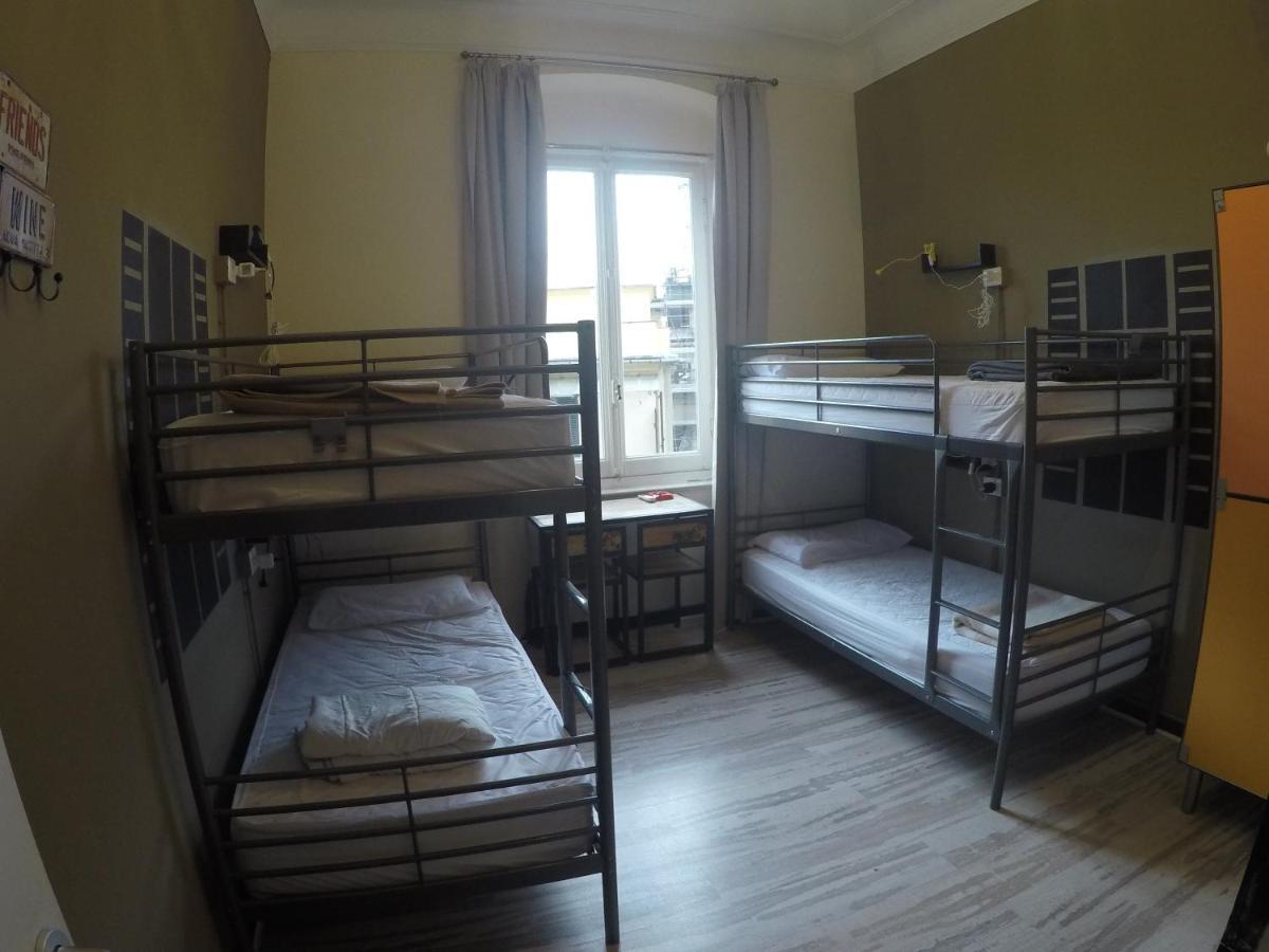 Victoria House Hostel Генуя Экстерьер фото