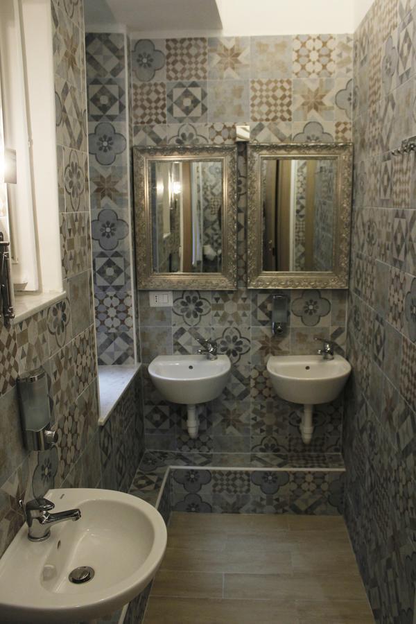 Victoria House Hostel Генуя Экстерьер фото