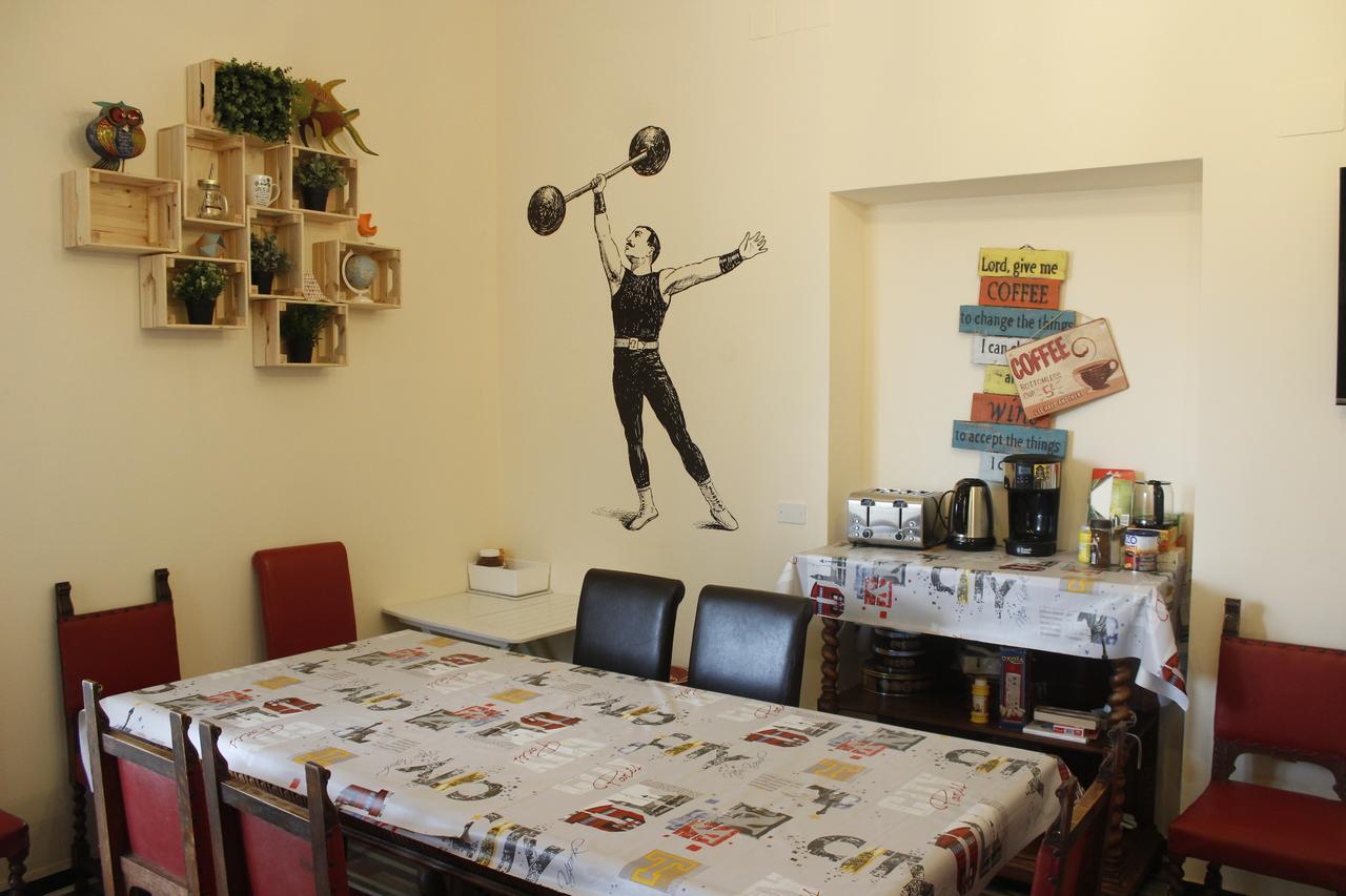 Victoria House Hostel Генуя Экстерьер фото