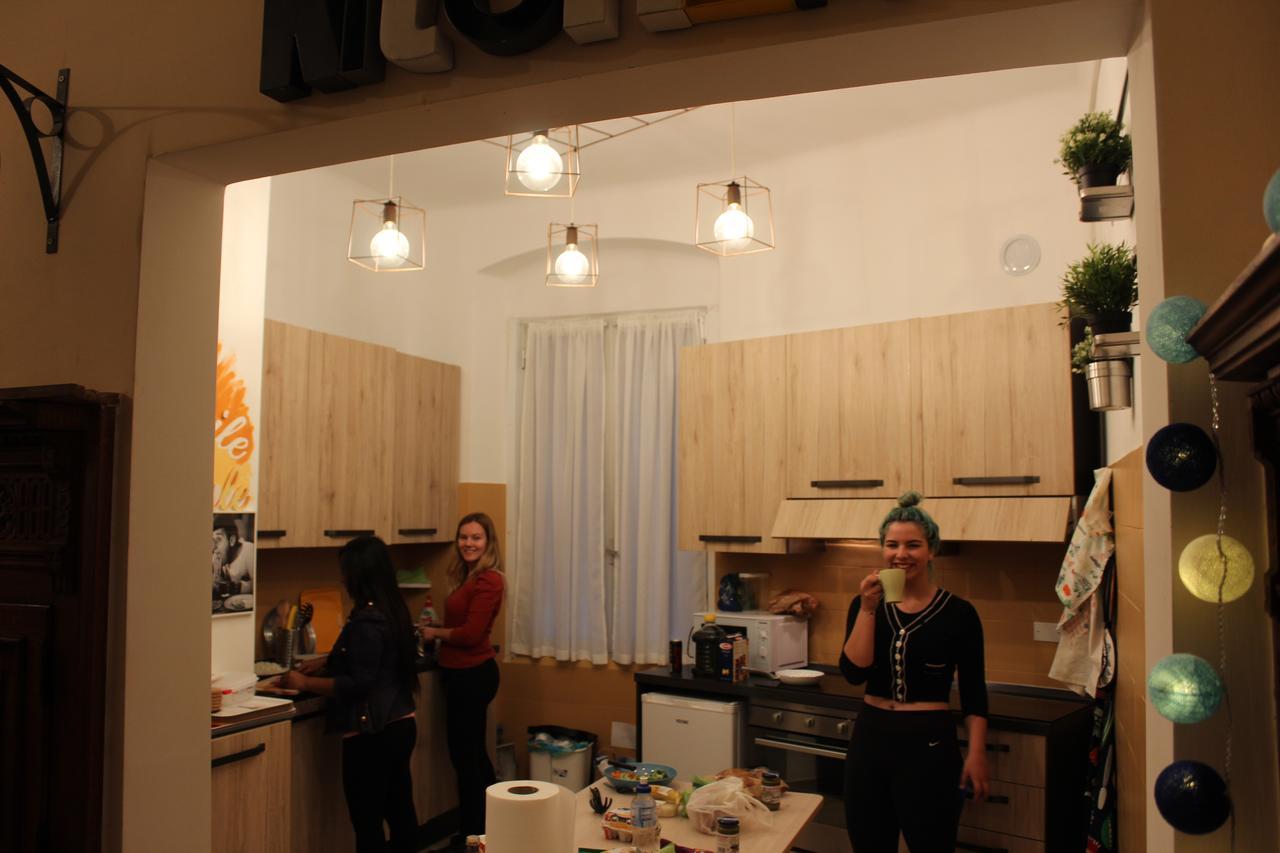 Victoria House Hostel Генуя Экстерьер фото