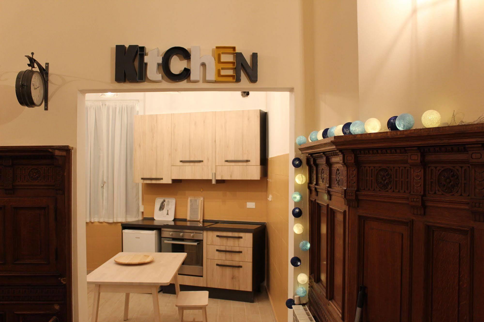 Victoria House Hostel Генуя Экстерьер фото