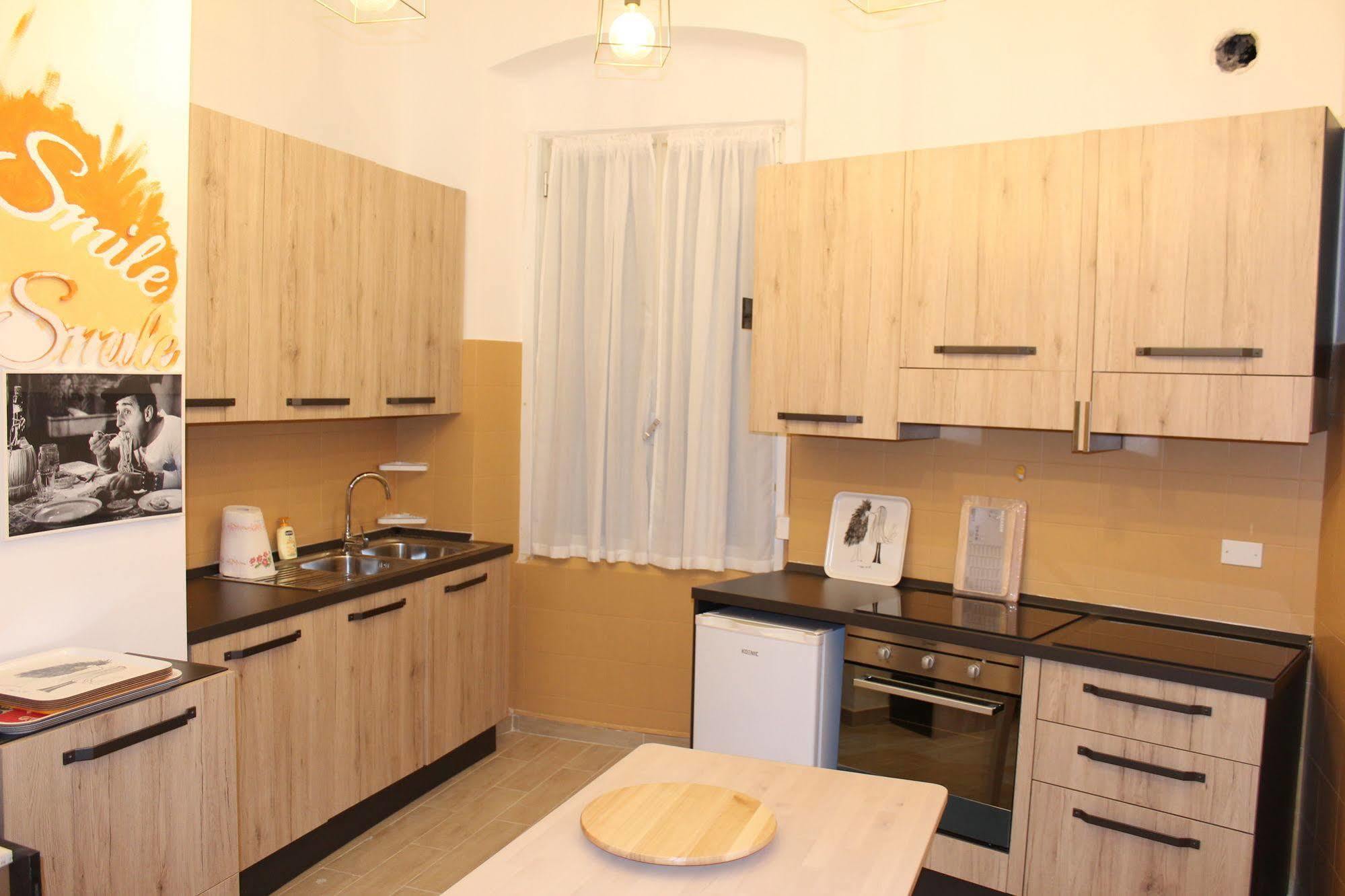 Victoria House Hostel Генуя Экстерьер фото