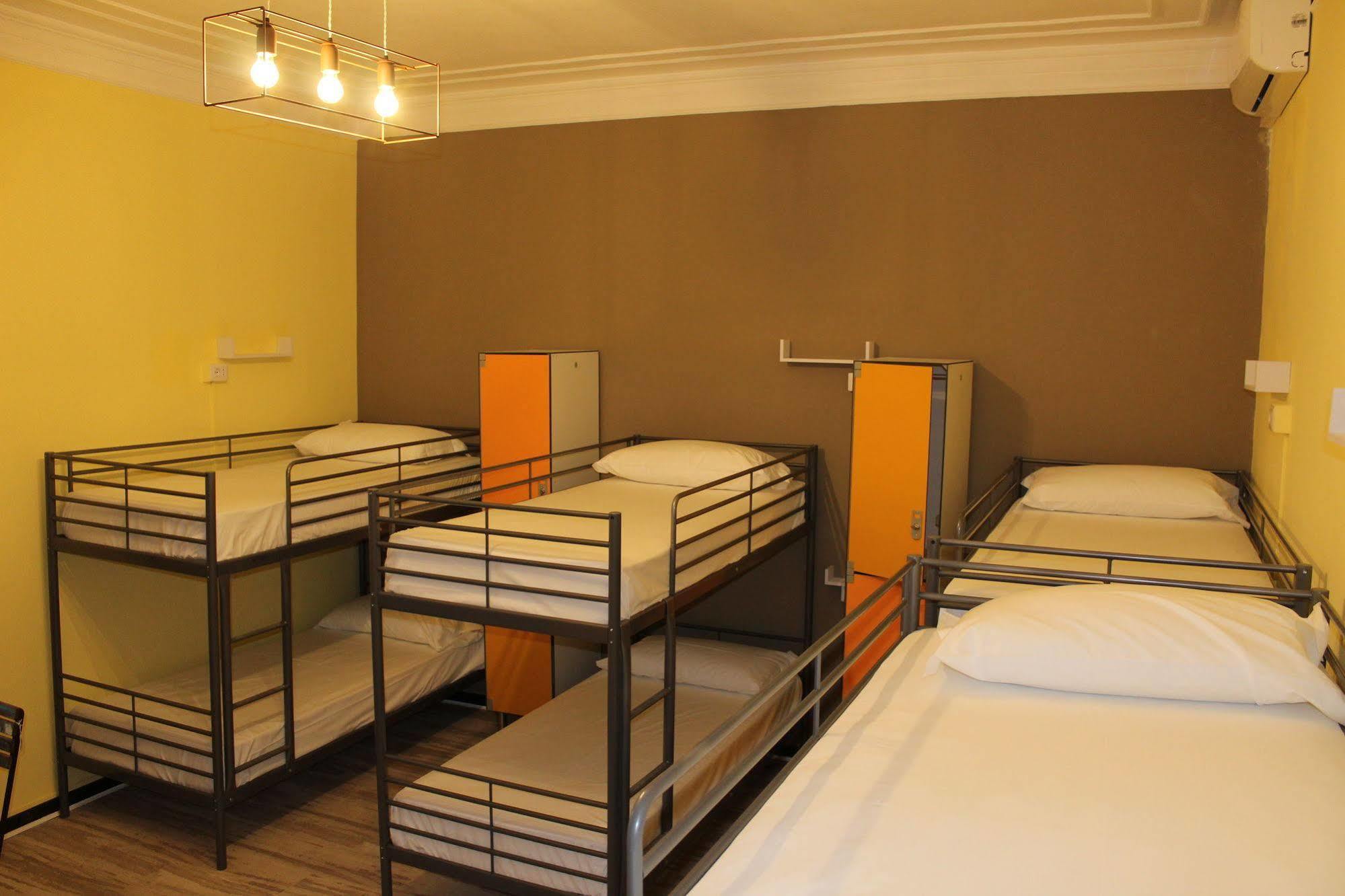 Victoria House Hostel Генуя Экстерьер фото