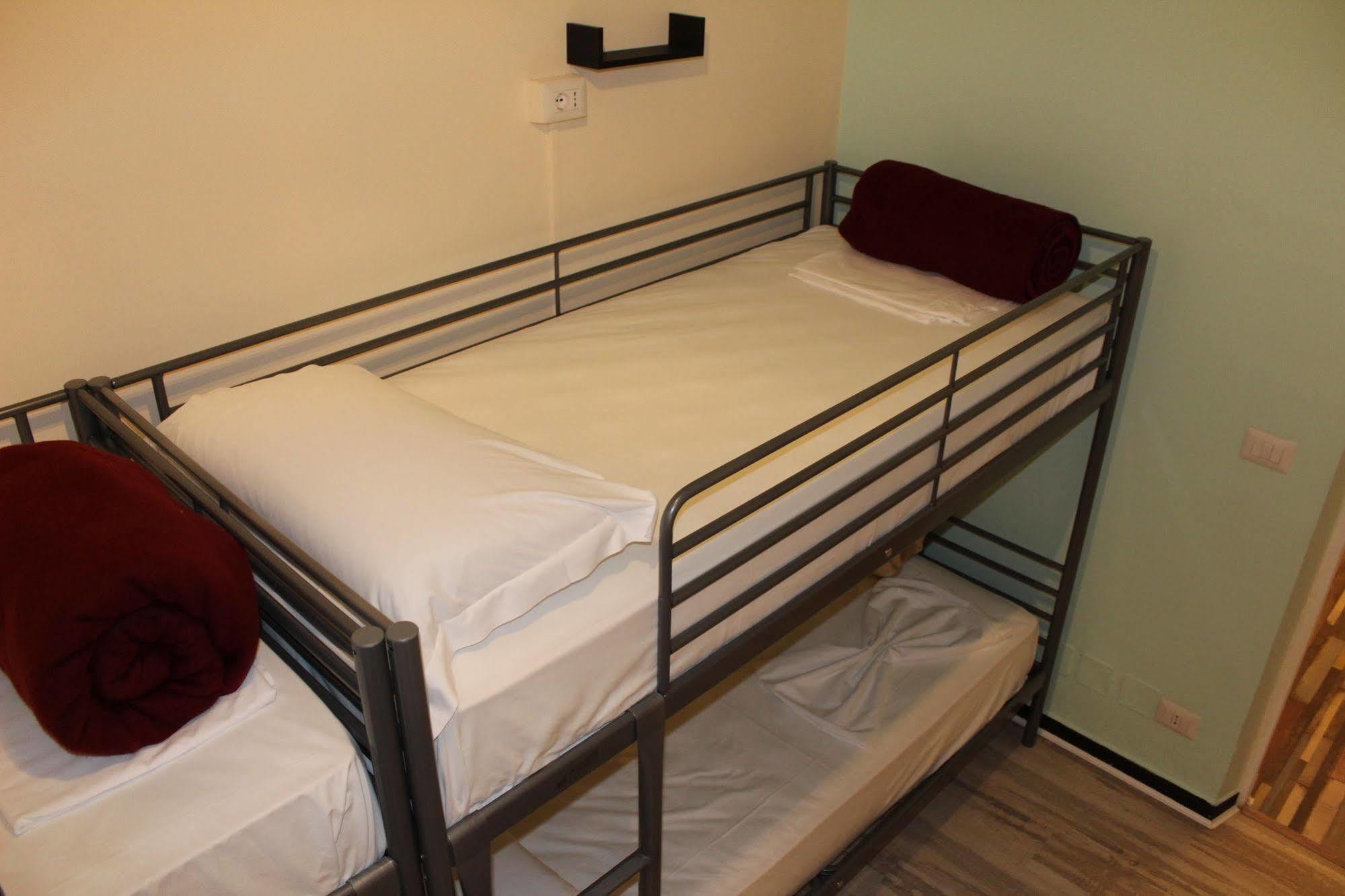 Victoria House Hostel Генуя Экстерьер фото