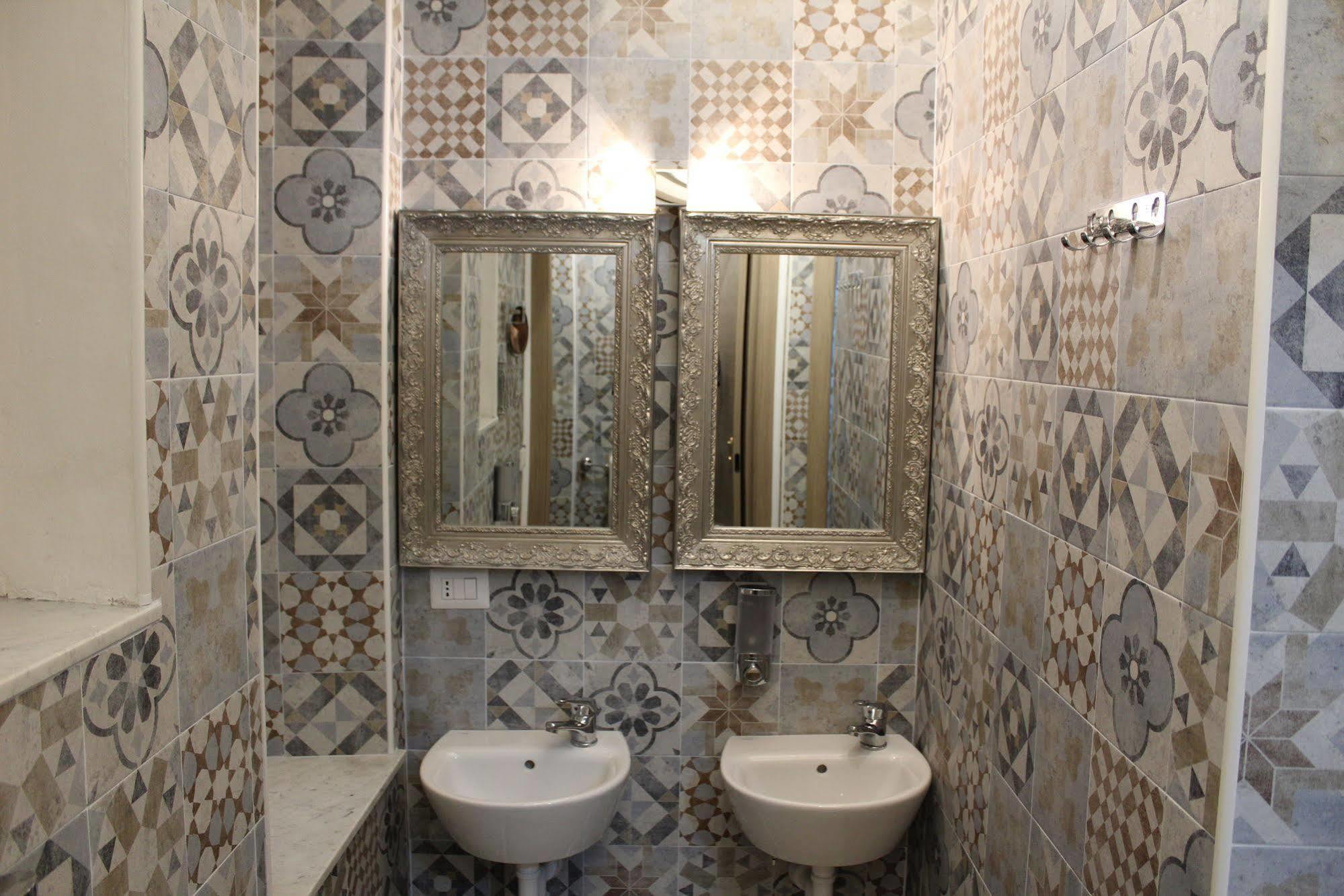 Victoria House Hostel Генуя Экстерьер фото