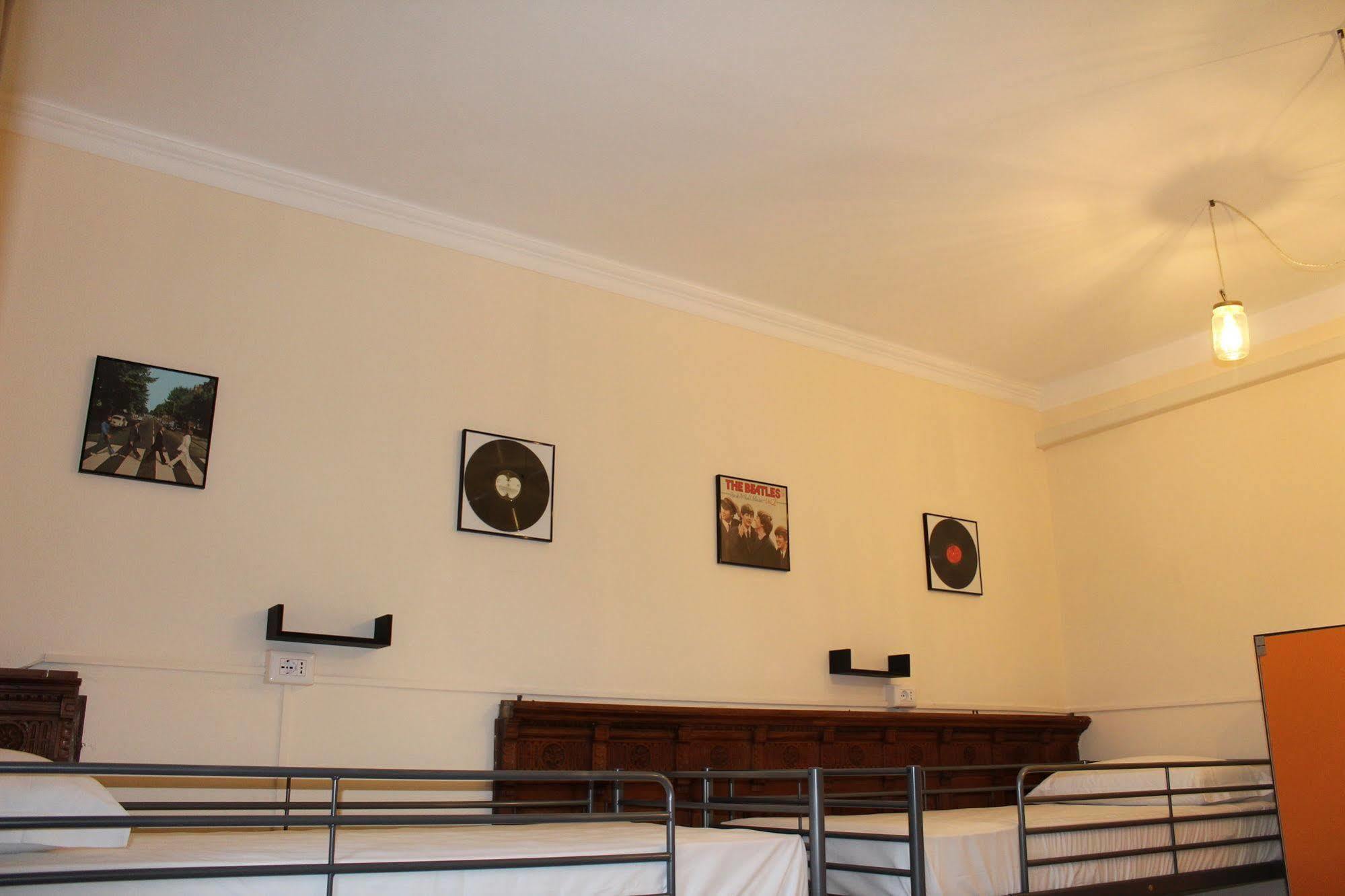 Victoria House Hostel Генуя Экстерьер фото