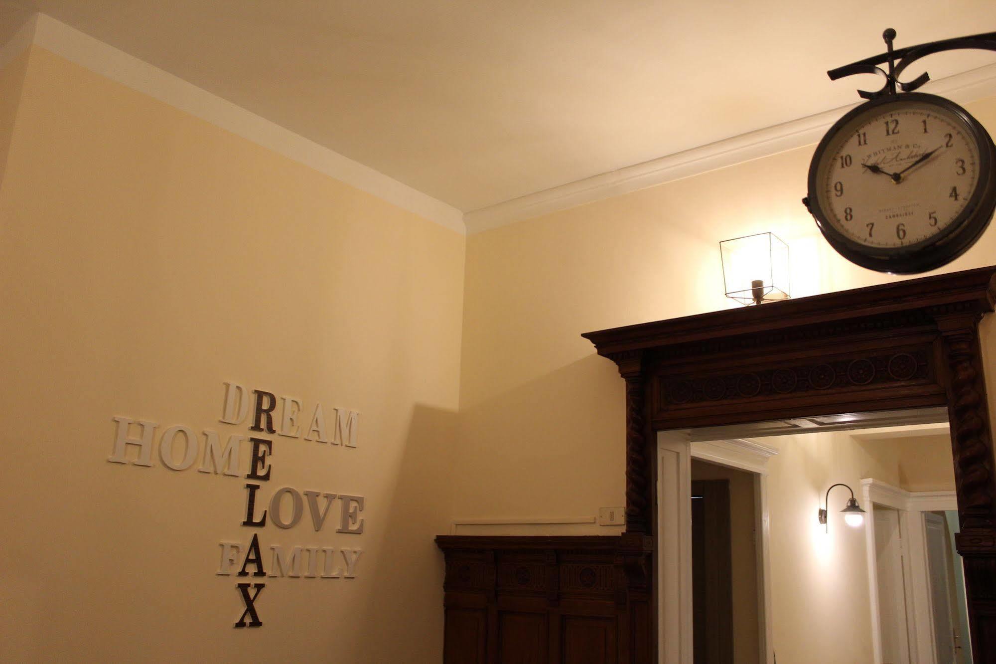 Victoria House Hostel Генуя Экстерьер фото
